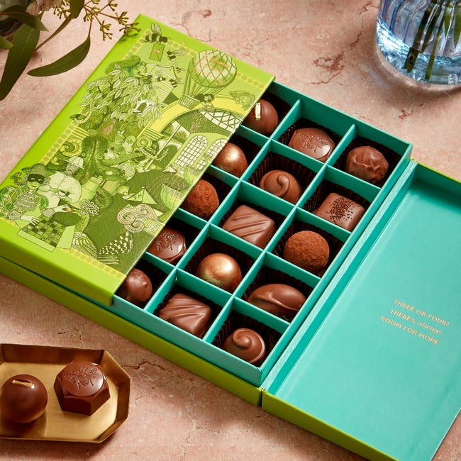 菓子 FORTNUM'S FAVOURITES CHOCOLATE SELECTION FORTNUM & MASON FORTNUMS FAVOURITES CHOCOLATE SELECTION is Halal